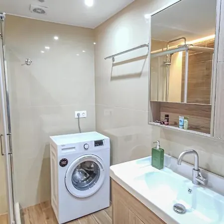 Fully Renovated In 1 *