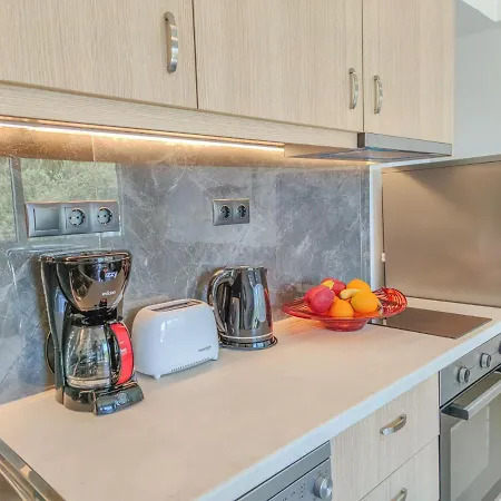 Fully Renovated In 1 *